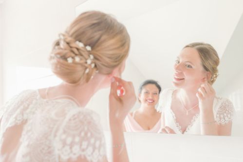 Mise en beauté de la mariée avant la cérémonie